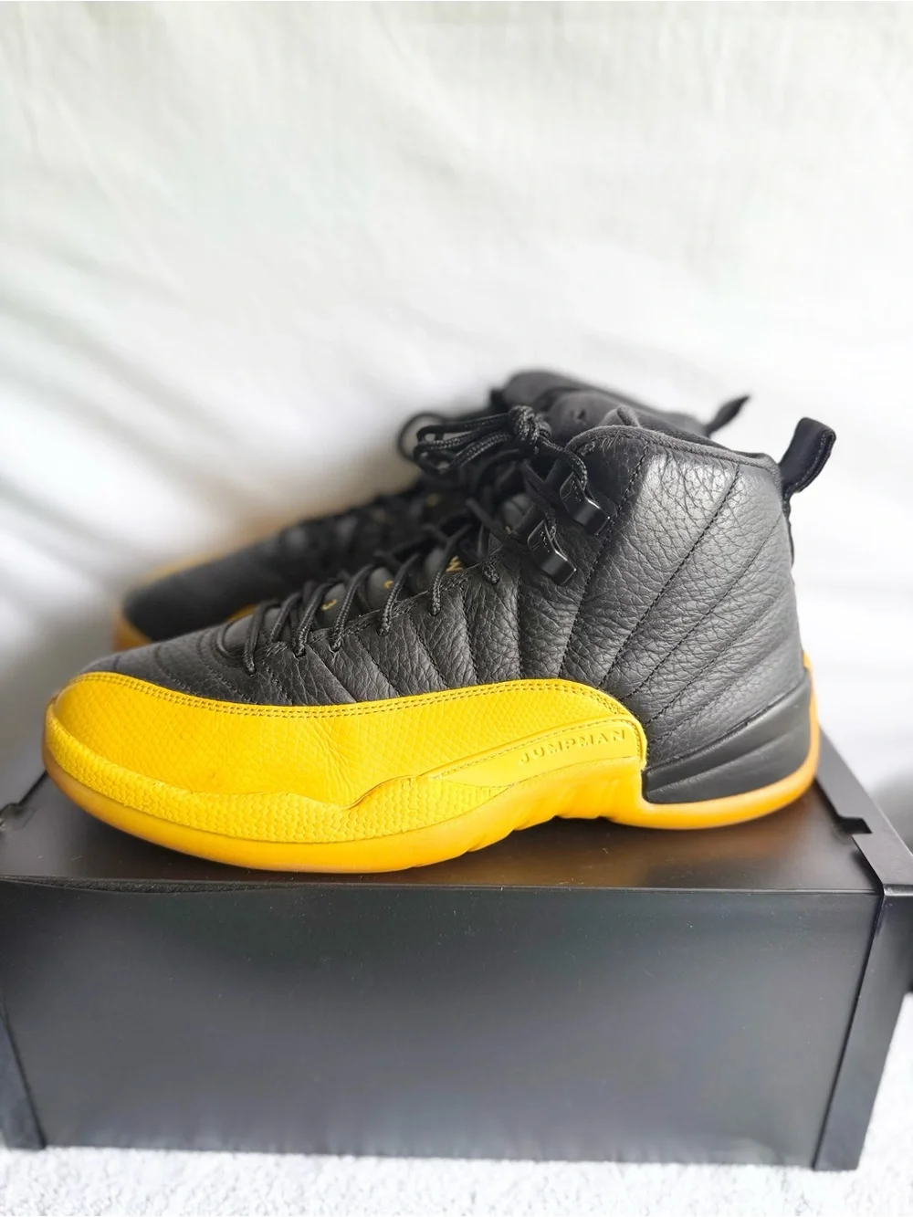 AUTHENTIC Jordan 12 Retro Black University Gold size 9 130690-070 2020 PRE-OWNED